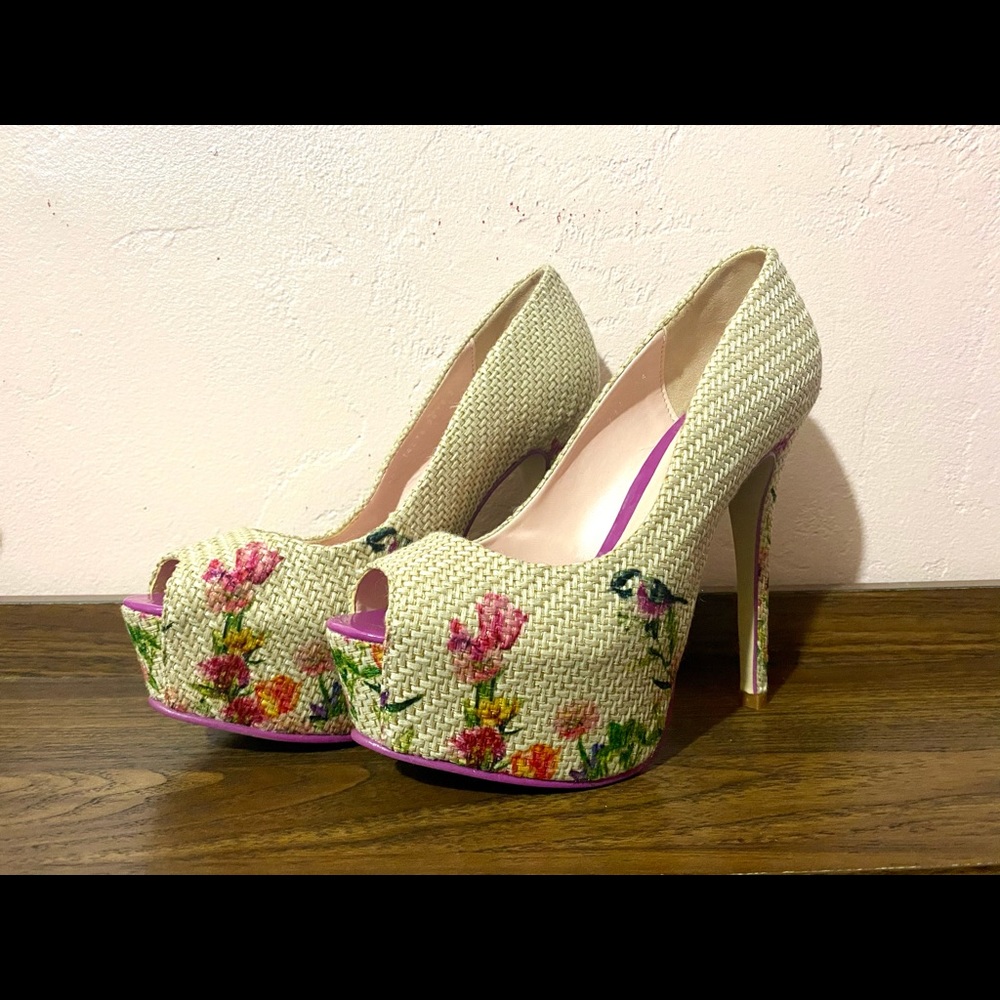 Andrea Heels; size: 7.5 color: cream/pink
